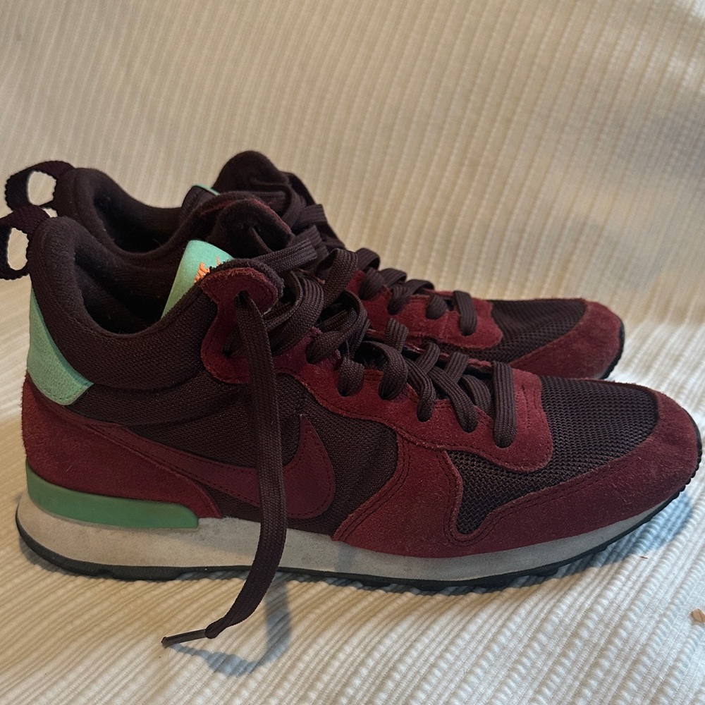 Nike Internationalist Mid almost perfect condition worn once  burgundy teal